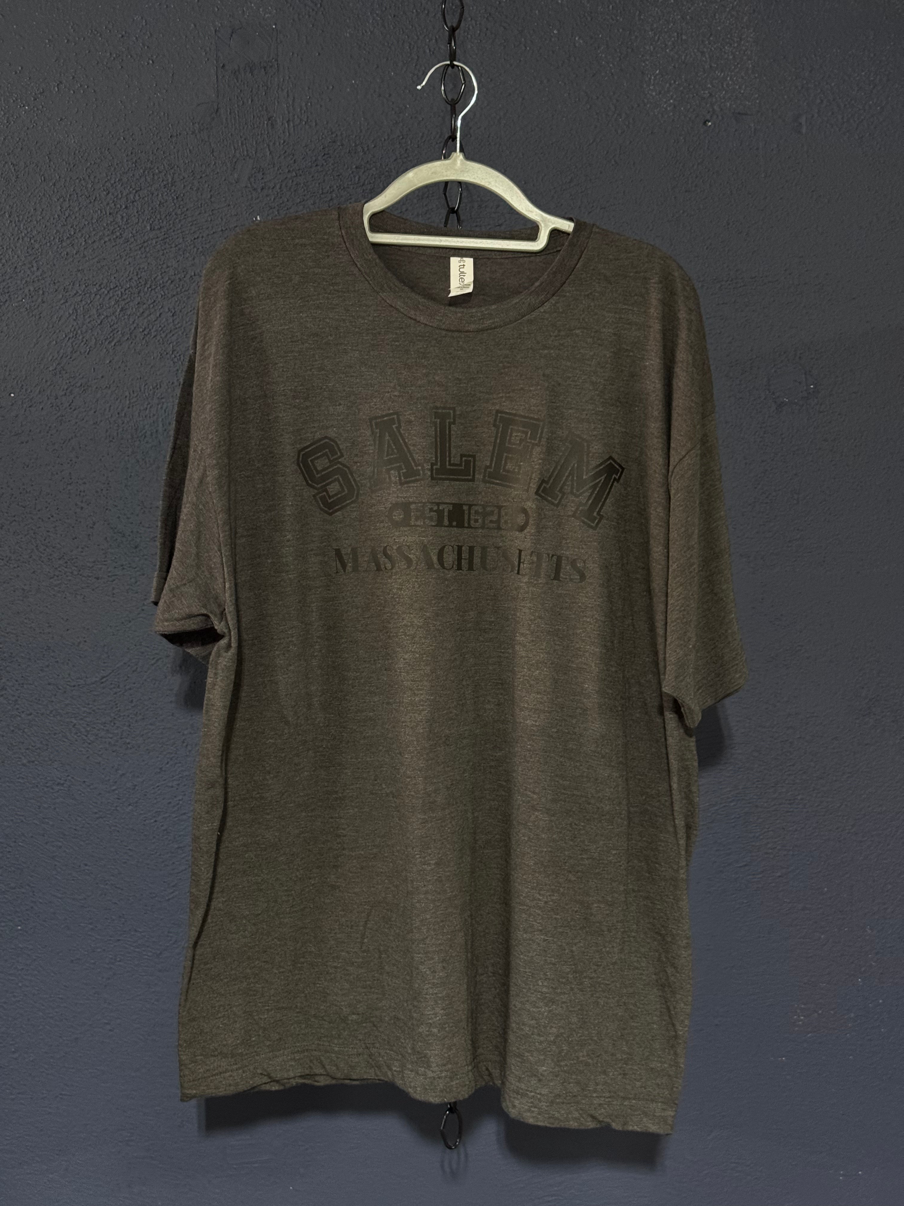Salem Massachusetts Est. 1626 Graphic T-Shirt – Grey Unisex 2XL – Vintage Salem Tee